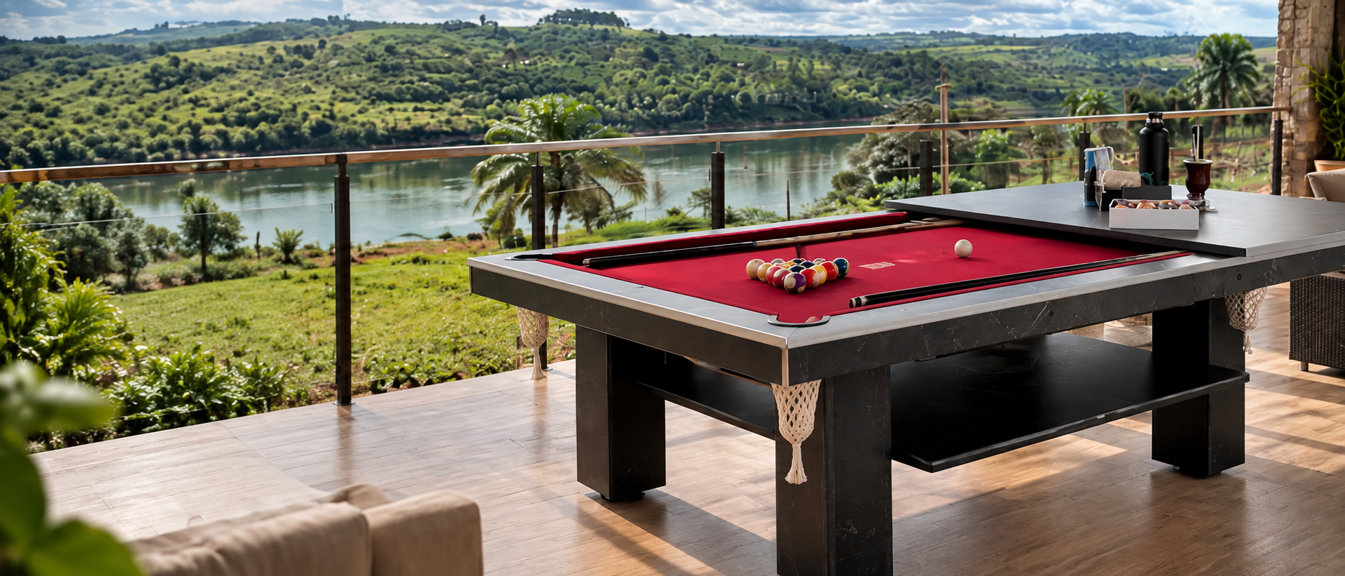 Mesa Black Star Pool con paño bordó y detalle marmolado en una galería con vistas al lago