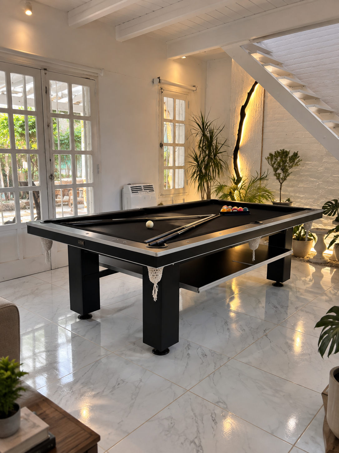 Mesa Black Star Pool negra con paño negro en un living luminoso con pisos de mármol