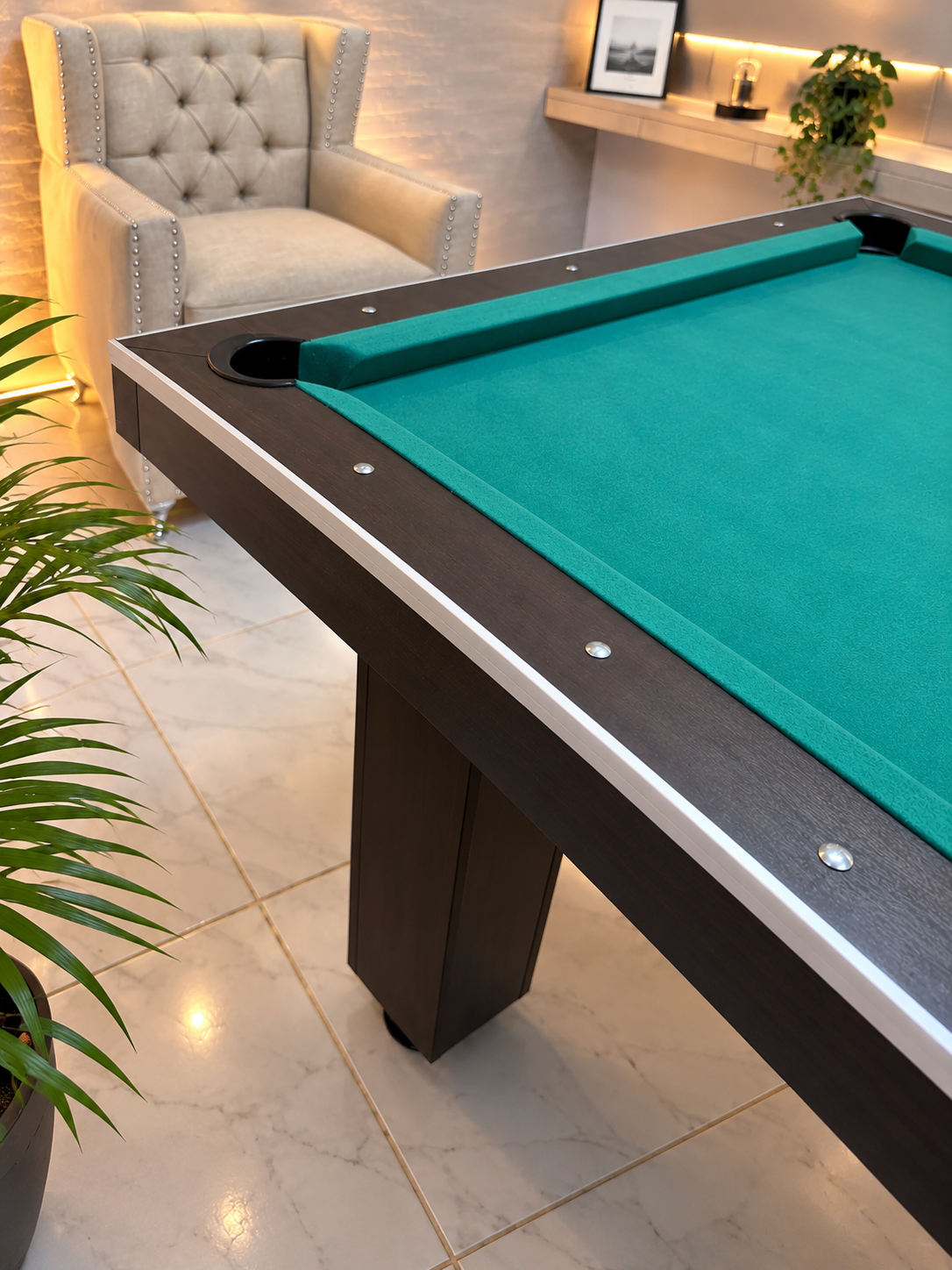 Mesa Black Star Pool de madera wengué con paño verde en un interior cálido