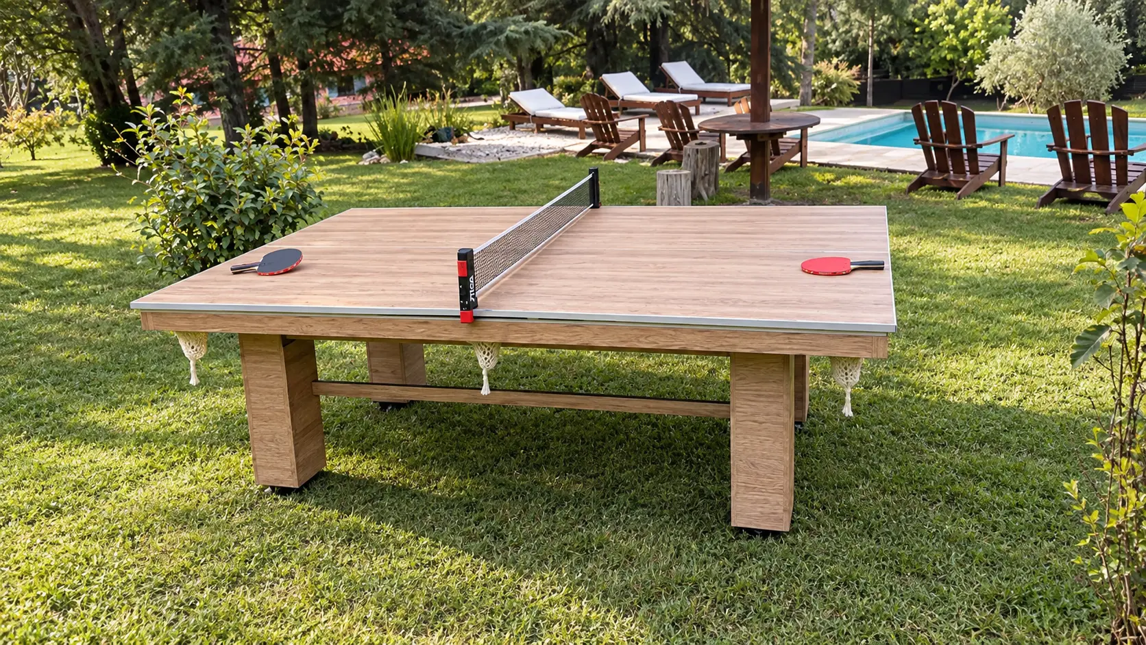 Mesa Black Star Pool Olmo en modo ping pong en un jardín junto a la piscina